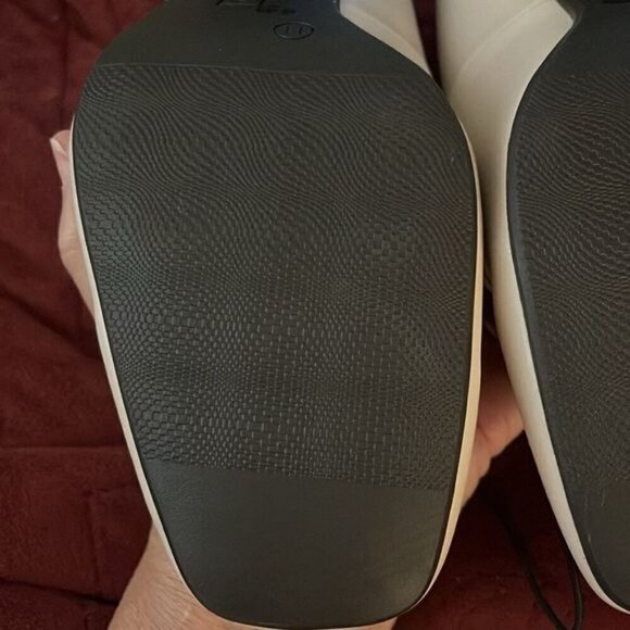 Liz Claiborne Women’s sz  11 M Cream‎ Morris Block Chunky Heel NWT w/gold tone - Picture 12 of 16